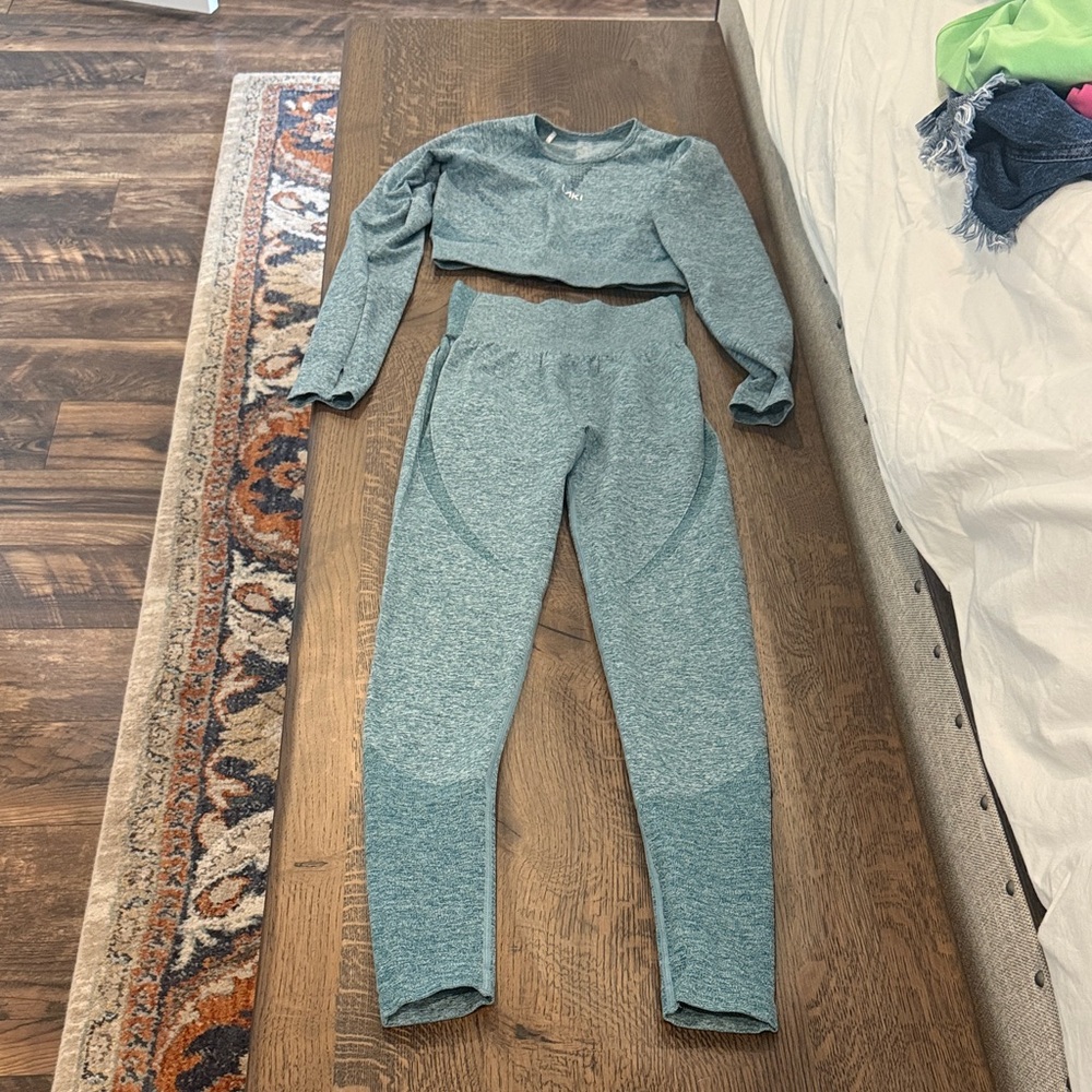 Laki XS Long Sleeve Crop Top and Leggings Set